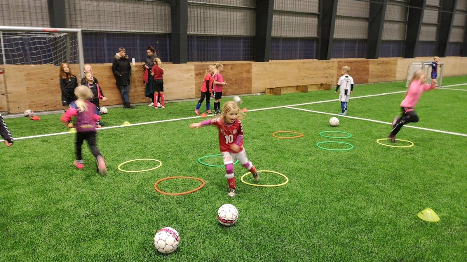Spark pigefodbolden i gang med Fantastisk Fodboldstart for piger og ansøg nu