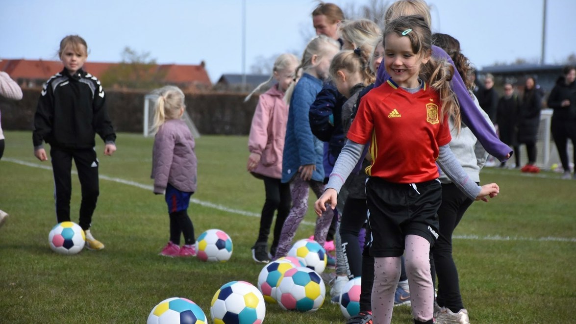 De leger med bolden – og pludselig spiller de fodbold De leger med bolden – og pludselig spiller de fodbold